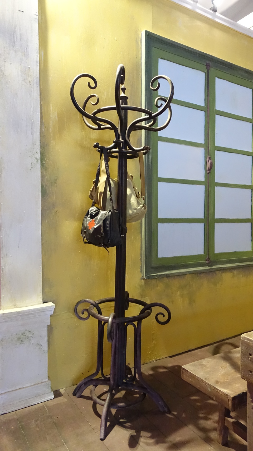 Những chiếc túi thập tự đỏ treo trên một giá gỗ trong các trụ sở của Hà Nội.