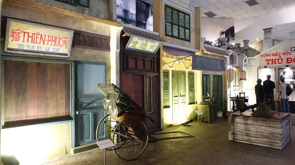 Không gian Hà Nội của những năm 1945 - 1946 được tái hiện lại đầy sống động với những vật dụng thân quen.