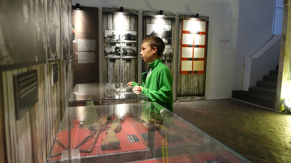 Một bạn trẻ người nước ngoài say sưa ngắm những hình ảnh trong triển lãm.