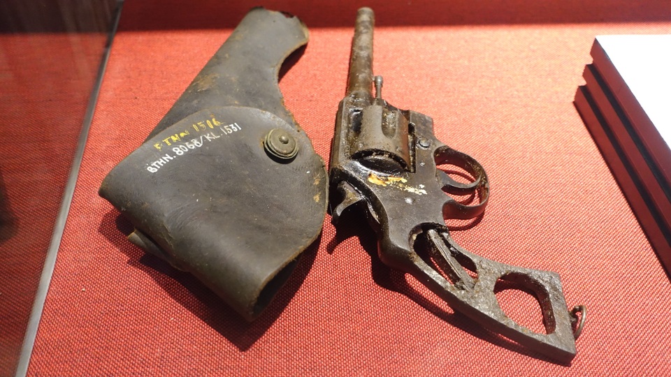 Súng lục của bộ đội ta sử dụng trong chiến đấu năm 1946 - 1947.