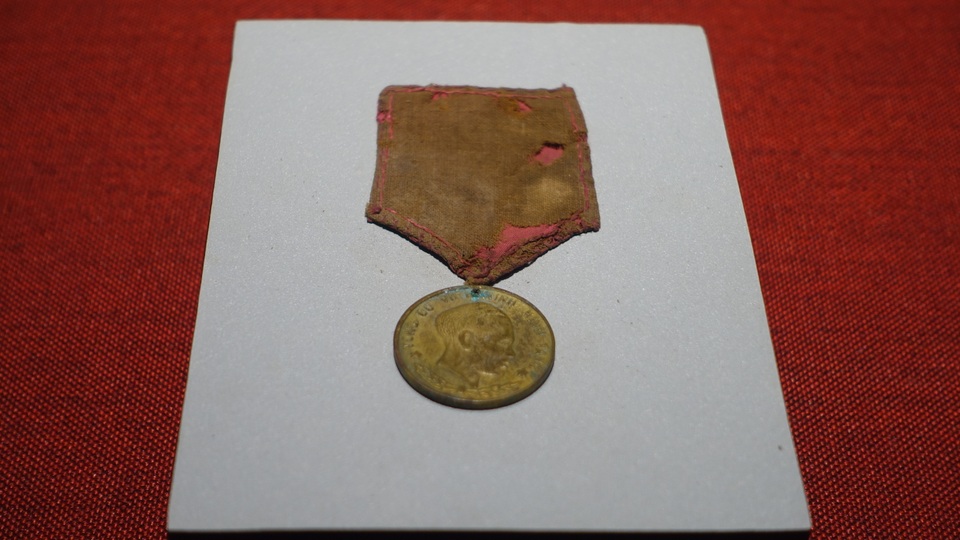 Huy chương của ông Trần Văn Tiêm do Tổng bộ Việt Minh tặng vì có thành tích giúp đỡ cán bộ trong những ngày đầu kháng chiến.