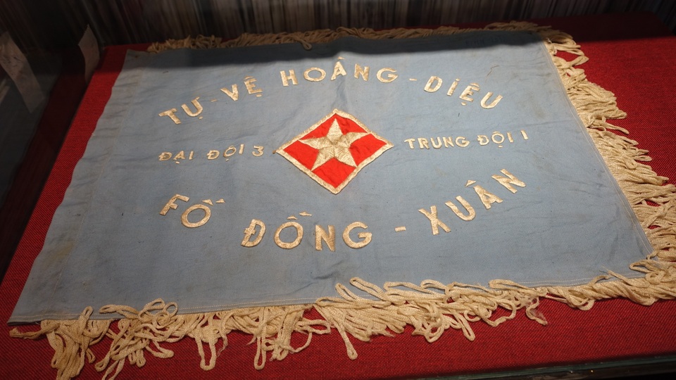 Cờ tự vệ Hoàng Diệu có thêu chữ Đại đội 3 - Trung đội 1 - Phố Đồng Xuân của đội Tự vệ Hà Nội năm 1946 - 1947.