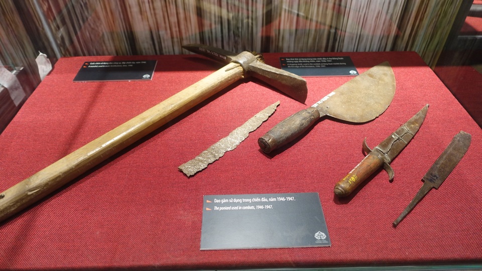 Cuốc chim sử dụng đảo công sự, đắp chiến luỹ; dao thái thịt sử dụng trong chiến đấu ở chợ Đồng Xuân; dao găm sử dụng trong chiến đấu... những năm 1946 - 1947.