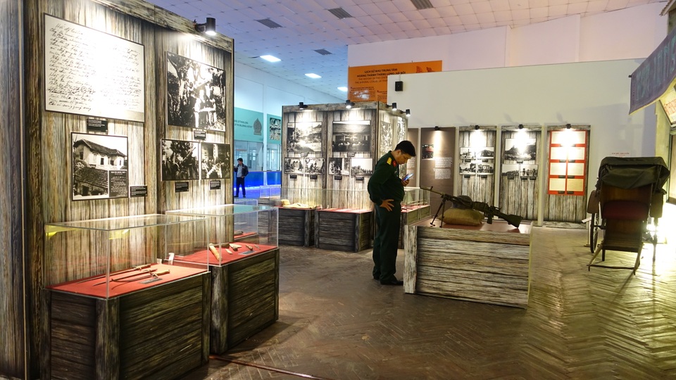 Các chiến sĩ trẻ đi tham quan triển lãm để biết thêm về một thời hào hùng của cha ông.