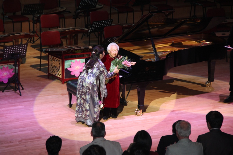 NSND Thái Thị Liên nhận hoa từ học trò.