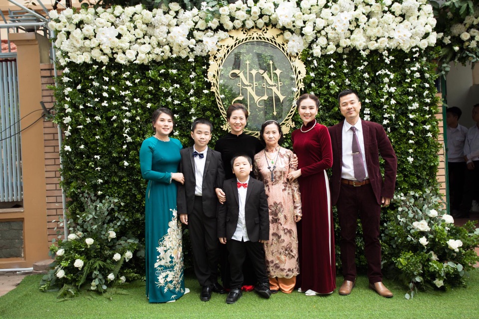 “Cô gái thời tiết” Mai Ngọc hôn chồng đắm đuối trong lễ ăn hỏi - 11 “Cô gái thời tiết” Mai Ngọc hôn chồng đắm đuối trong lễ ăn hỏi - 11