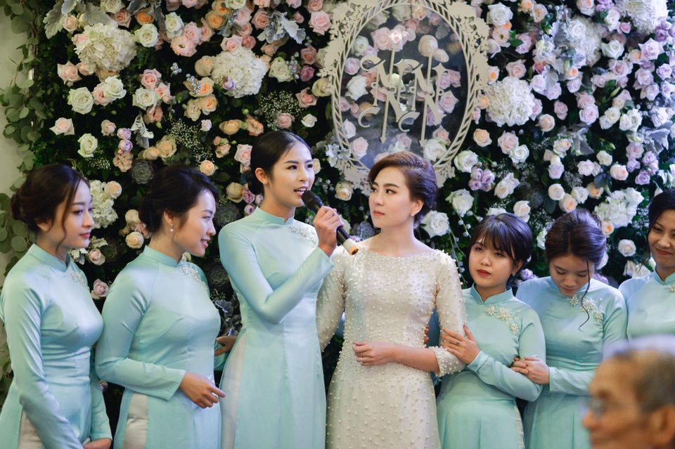 “Cô gái thời tiết” Mai Ngọc hôn chồng đắm đuối trong lễ ăn hỏi - 19 Dàn phù dâu cũng thay trang phục áo dài màu xanh baby.