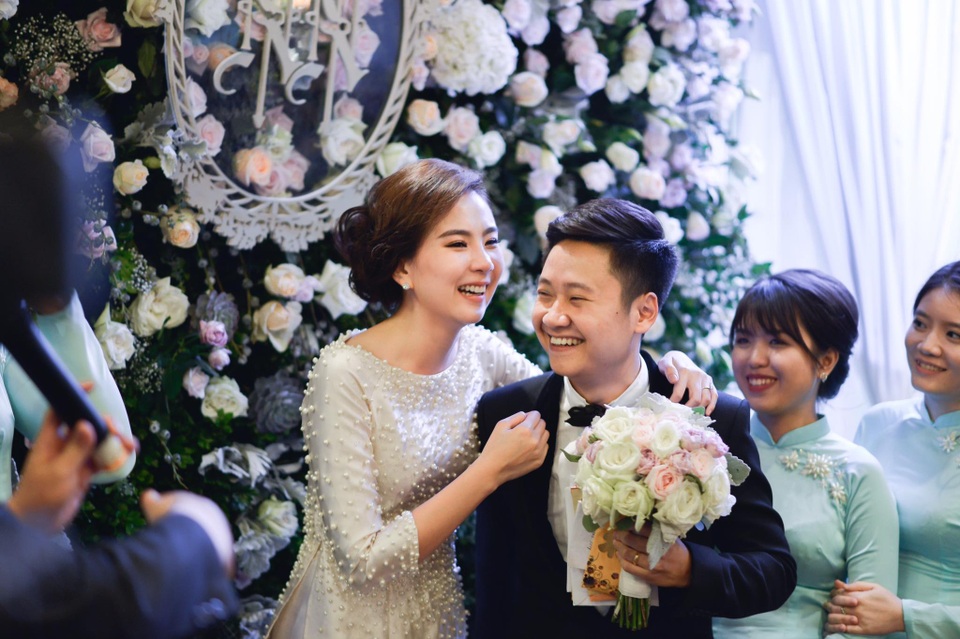 “Cô gái thời tiết” Mai Ngọc hôn chồng đắm đuối trong lễ ăn hỏi - 21 Cả hai cười rất tươi sau khi trao cho nhau nụ hôn ngọt ngào nhất.