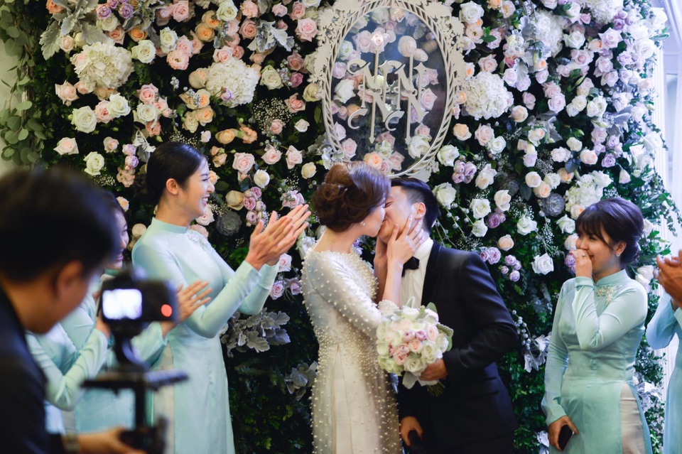 “Cô gái thời tiết” Mai Ngọc hôn chồng đắm đuối trong lễ ăn hỏi - 20 Cô dâu chú rể hôn nhau đắm đuối trong tiếng hò reo và vỗ tay chúc phúc của mọi người.