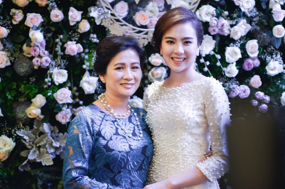 “Cô gái thời tiết” Mai Ngọc hôn chồng đắm đuối trong lễ ăn hỏi - 24 Cô dâu chú rể chụp ảnh kỷ niệm với nội ngoại hai bên.