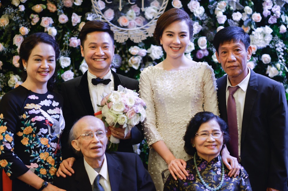 “Cô gái thời tiết” Mai Ngọc hôn chồng đắm đuối trong lễ ăn hỏi - 23 “Cô gái thời tiết” Mai Ngọc hôn chồng đắm đuối trong lễ ăn hỏi - 23