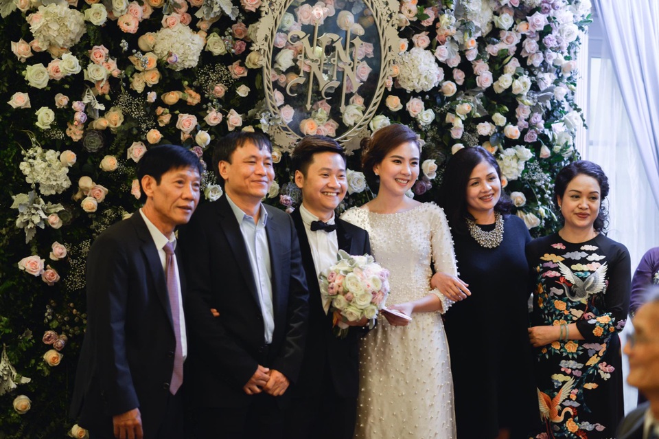 “Cô gái thời tiết” Mai Ngọc hôn chồng đắm đuối trong lễ ăn hỏi - 22 “Cô gái thời tiết” Mai Ngọc hôn chồng đắm đuối trong lễ ăn hỏi - 22