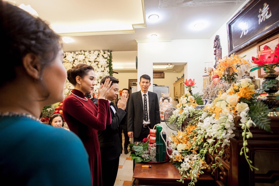 “Cô gái thời tiết” Mai Ngọc hôn chồng đắm đuối trong lễ ăn hỏi - 6 Cô dâu chú rể làm các thủ tục bái gia tiên.