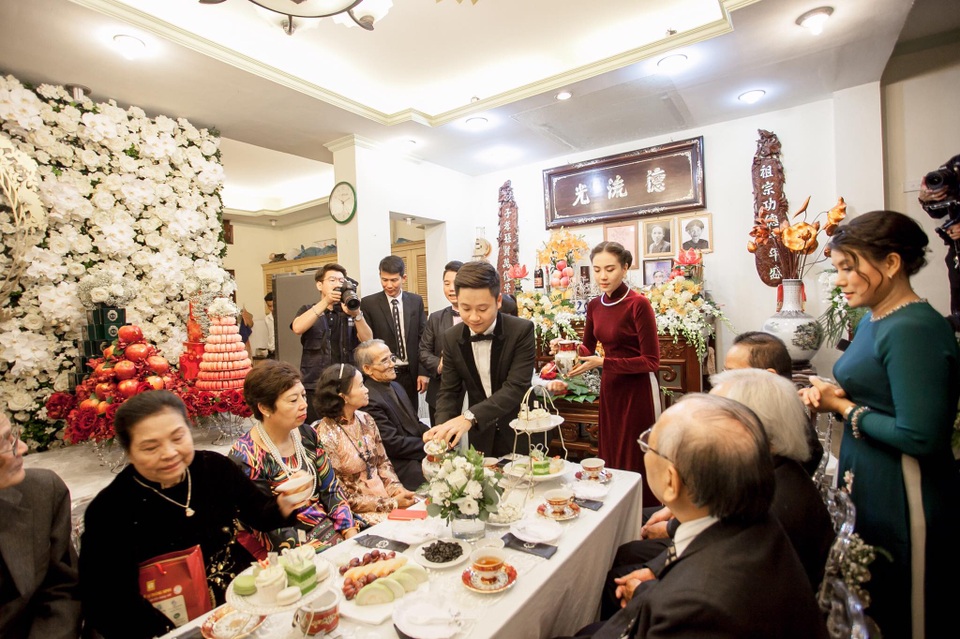 “Cô gái thời tiết” Mai Ngọc hôn chồng đắm đuối trong lễ ăn hỏi - 7 Cô dâu chú rể rót rượu, mời trà các bậc cao niên của hai họ trong ngày trọng đại.