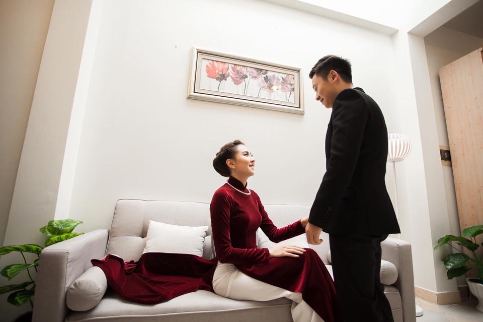“Cô gái thời tiết” Mai Ngọc hôn chồng đắm đuối trong lễ ăn hỏi - 8 Giây phút hạnh phúc của cô dâu chú rể trong phòng riêng.