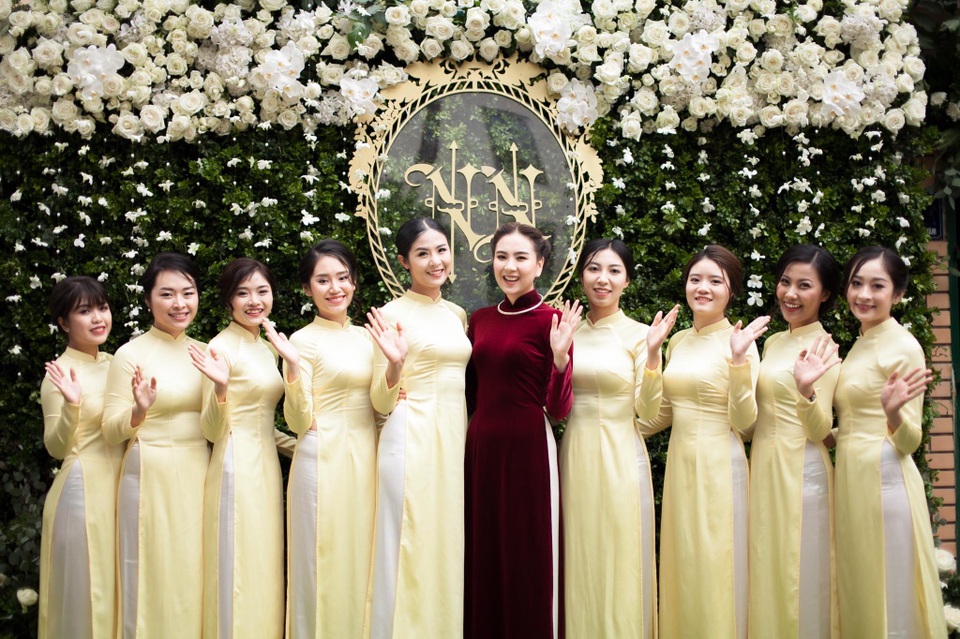 “Cô gái thời tiết” Mai Ngọc hôn chồng đắm đuối trong lễ ăn hỏi - 9 “Cô gái thời tiết” Mai Ngọc hôn chồng đắm đuối trong lễ ăn hỏi - 9