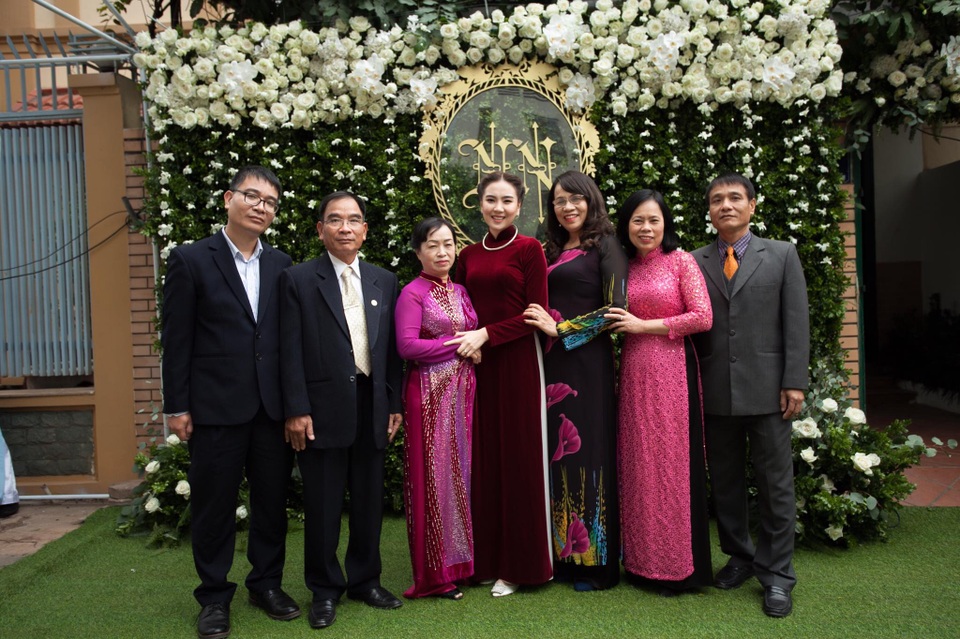 “Cô gái thời tiết” Mai Ngọc hôn chồng đắm đuối trong lễ ăn hỏi - 13 Cô dâu chụp ảnh với người thân trước giờ tổ chức tiệc.
