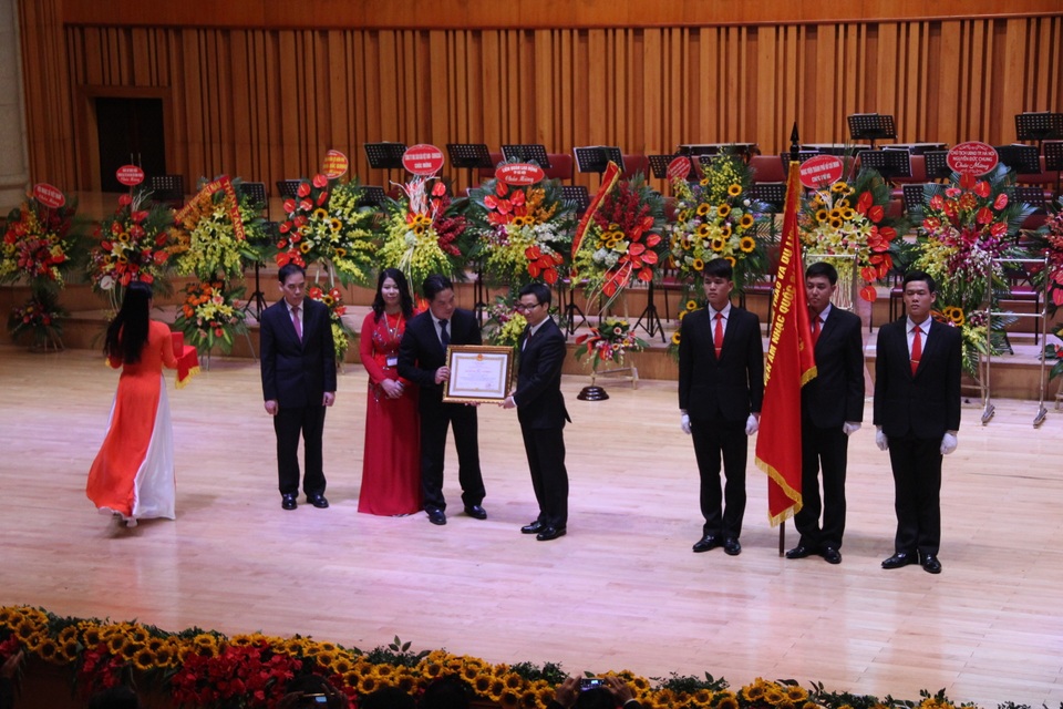 
Phó Thủ tướng Vũ Đức Đam đã trao Huân chương Lao động hạng Nhì cho Học viện Âm nhạc quốc gia Việt Nam.
