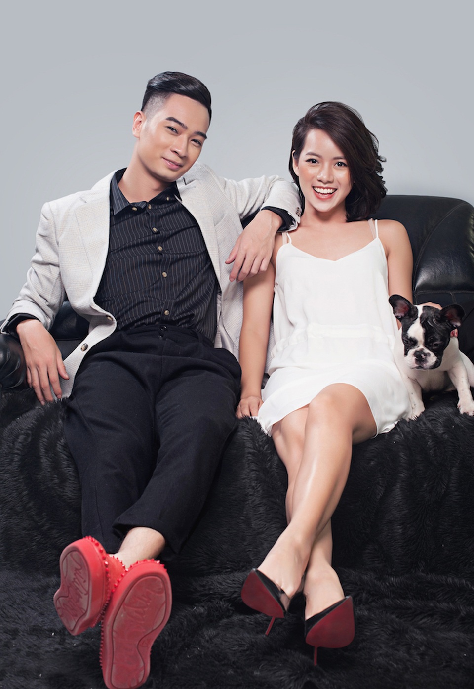 Slim V lần đầu khoe ảnh ngọt ngào bên bạn gái - 3 Bộ hình ngọt ngào của Slim V và nghệ sĩ sáo Huyền Trang được thực hiện nhân dịp nữ nghệ sĩ này ra mắt sản phẩm mừng giáng sinh mà cô đã ấp ủ từ lâu.