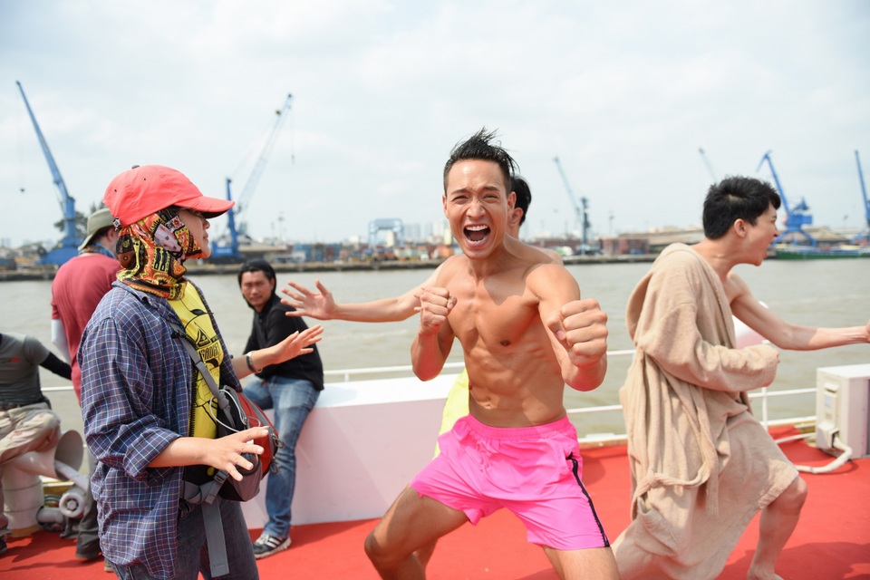 Thái Hòa - Kim Lý cởi trần đấu võ trên du thuyền - 2