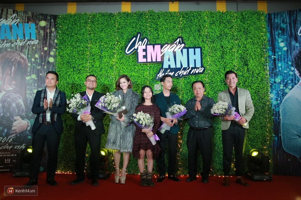 
Đoàn làm phim nhận hoa của nhà sản xuất.
