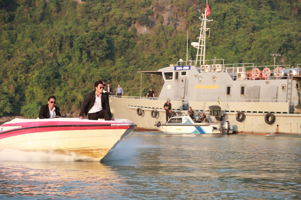 Mạc Hồng Quân trong pha rượt đuổi kẻ bắt cóc Hoạ Mi ở đảo Mắt Rồng.