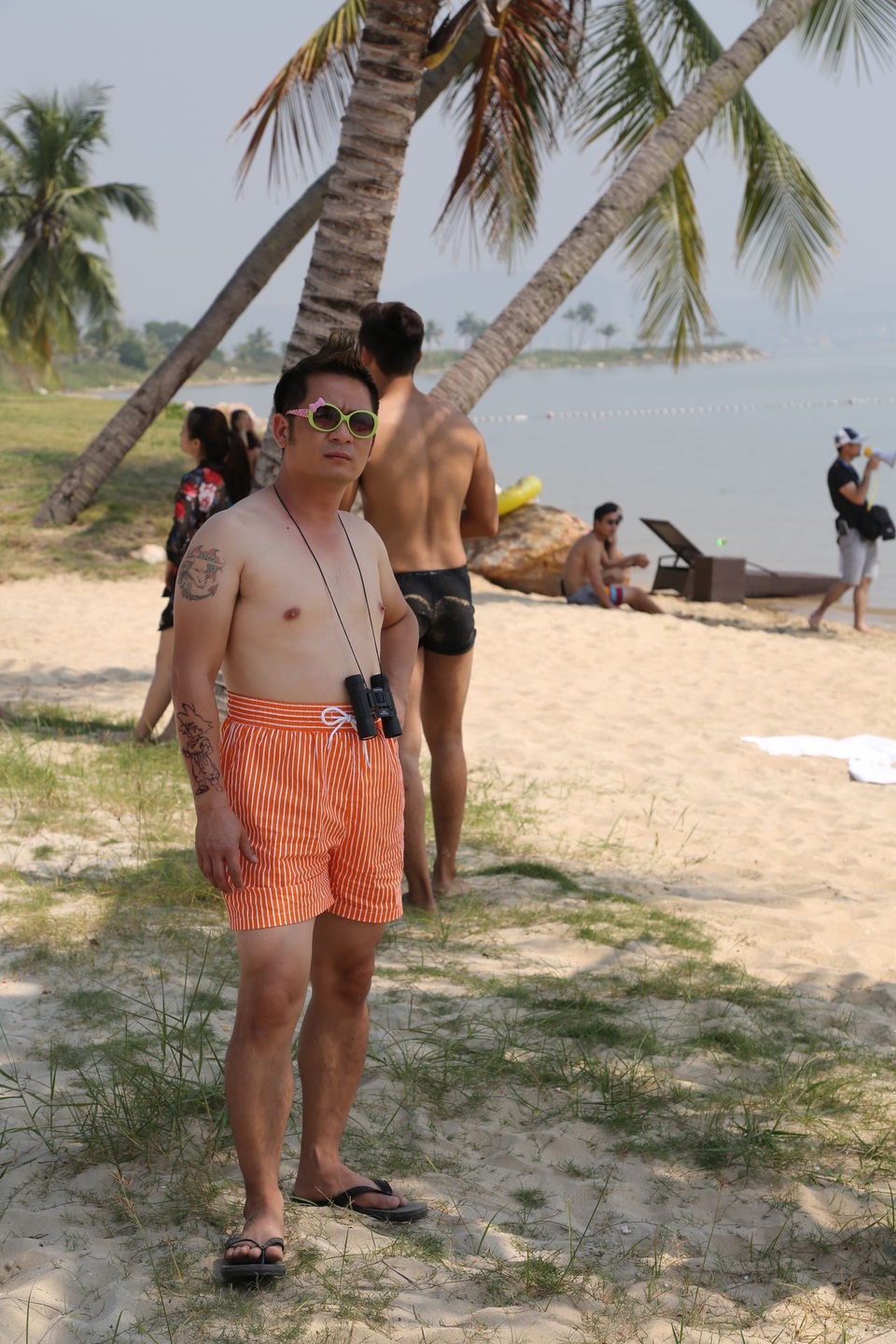 Cách tạo hình đầy hài hước của Bằng Kiều trên phim.