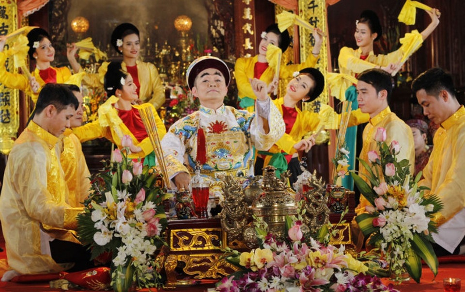 Phải ứng xử với đạo Mẫu như thế nào để xứng tầm di sản của nhân loại? - 3 GS Thịnh cho rằng, đã đến lúc phải tổ chức lại cộng đồng những người theo đạo Mẫu để định hướng theo hướng dễ quản lý. Ảnh: TL.