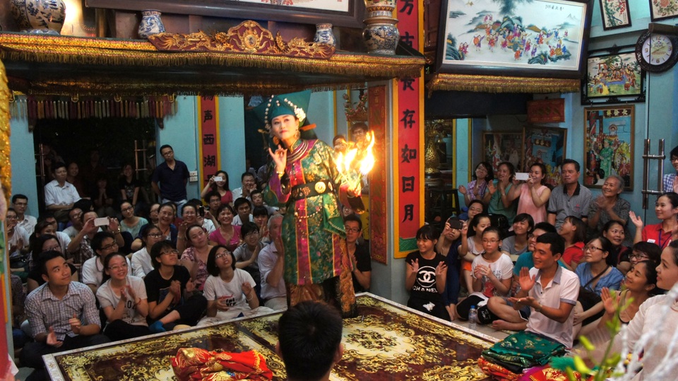 Phải ứng xử với đạo Mẫu như thế nào để xứng tầm di sản của nhân loại? - 2 Một buổi hầu đồng ở Việt Nam. Ảnh: TL.