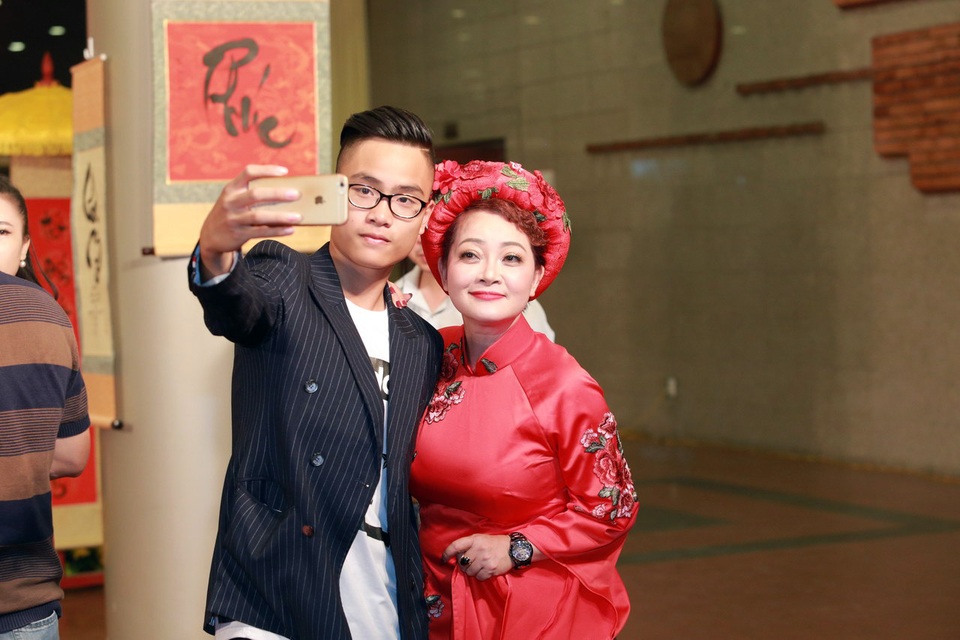 Nghệ sĩ hài Trà My và con trai chụp ảnh trước khi bước vào đêm diễn.