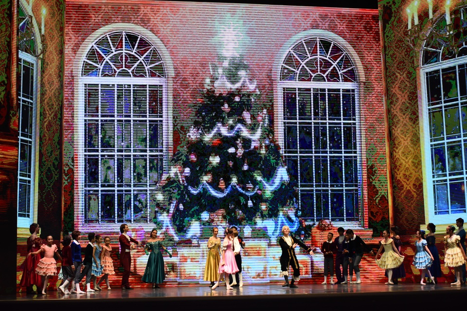 Sân khấu đậm đặc màu sắc giáng sinh.