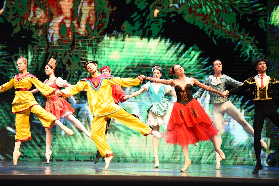 Khán giả Hà Nội “chìm” trong giấc mơ có thật của ballet “Kẹp hạt dẻ” - 6