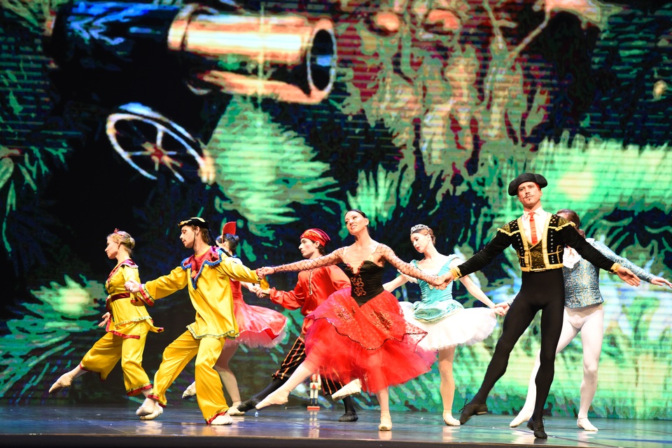 Đêm diễn đã đưa khán giả Hà Nội chìm trong giấc mơ có thật của Kẹp hạt dẻ.