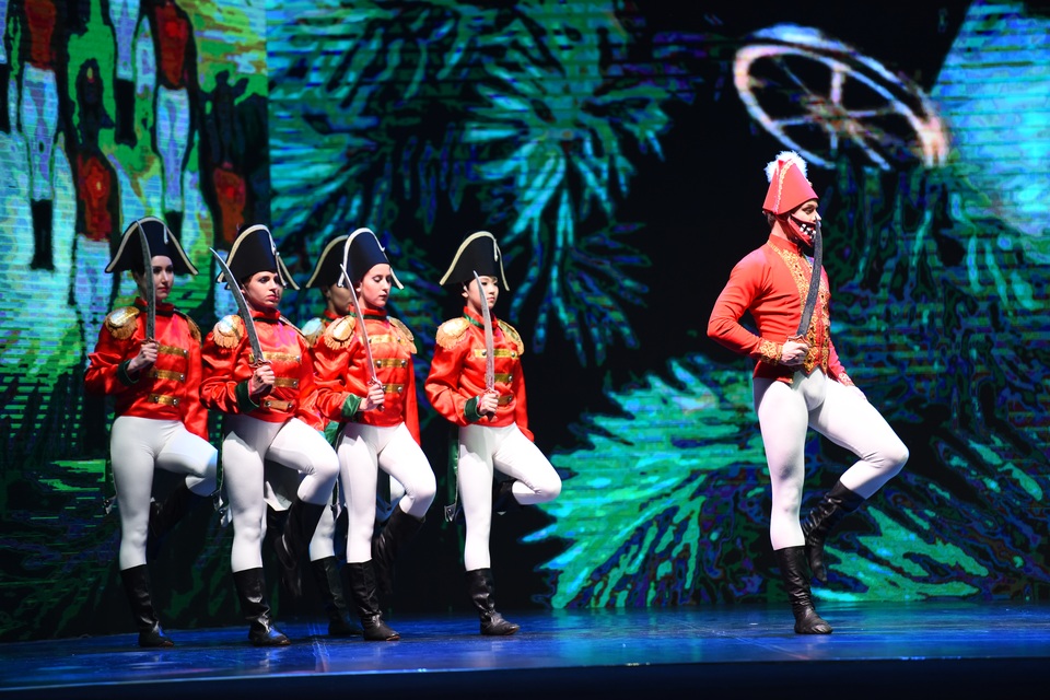 Khán giả Hà Nội “chìm” trong giấc mơ có thật của ballet “Kẹp hạt dẻ” - 7