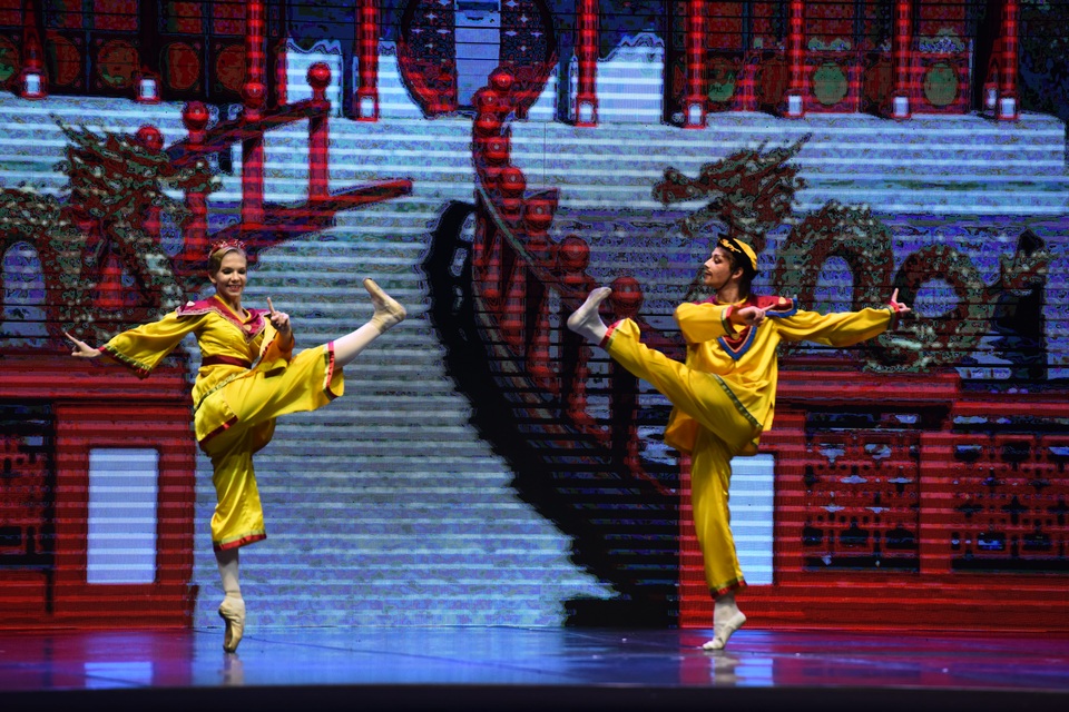 Khán giả Hà Nội “chìm” trong giấc mơ có thật của ballet “Kẹp hạt dẻ” - 3