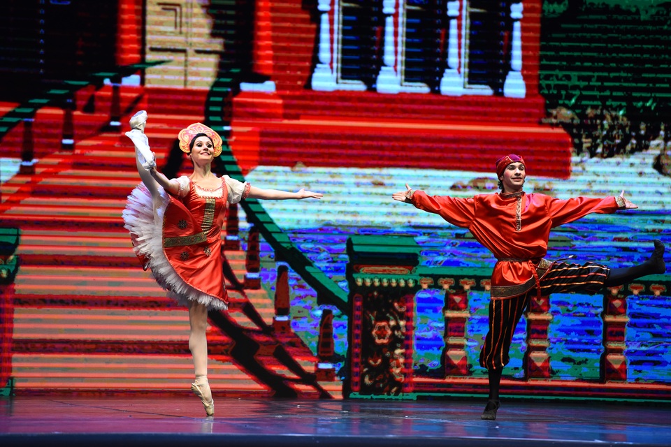 Trước giờ diễn, nữ diễn viên chính của vở đã bị ngộ độc thức ăn.