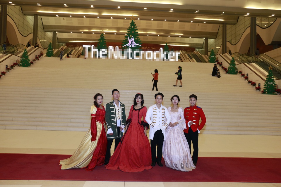 Khán giả lộng lẫy với những bộ cánh Giáng sinh khi bước chân vào thiên đường ballet.