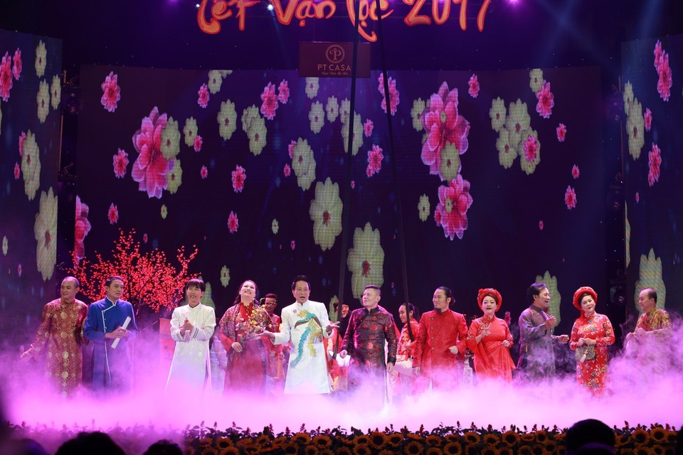 Các nghệ sĩ tham gia chương trình chào khán giả.