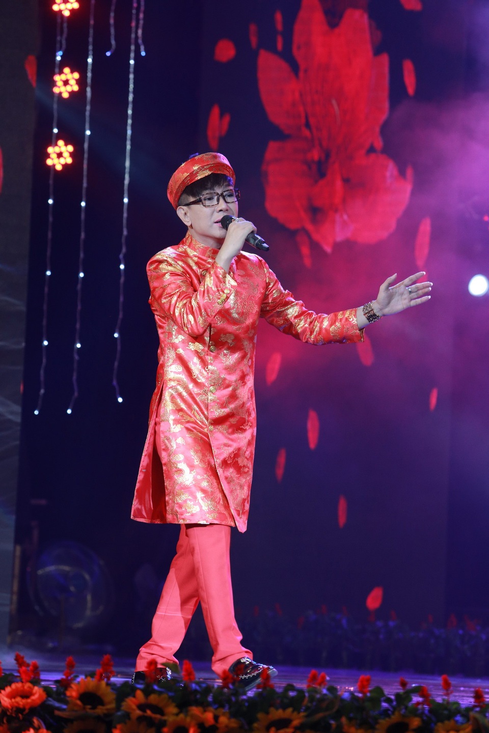 Long Nhật ngoài tham gia một vai phụ trong vở kịch Mất cái ví còn thể hiện một ca khúc về Huế.