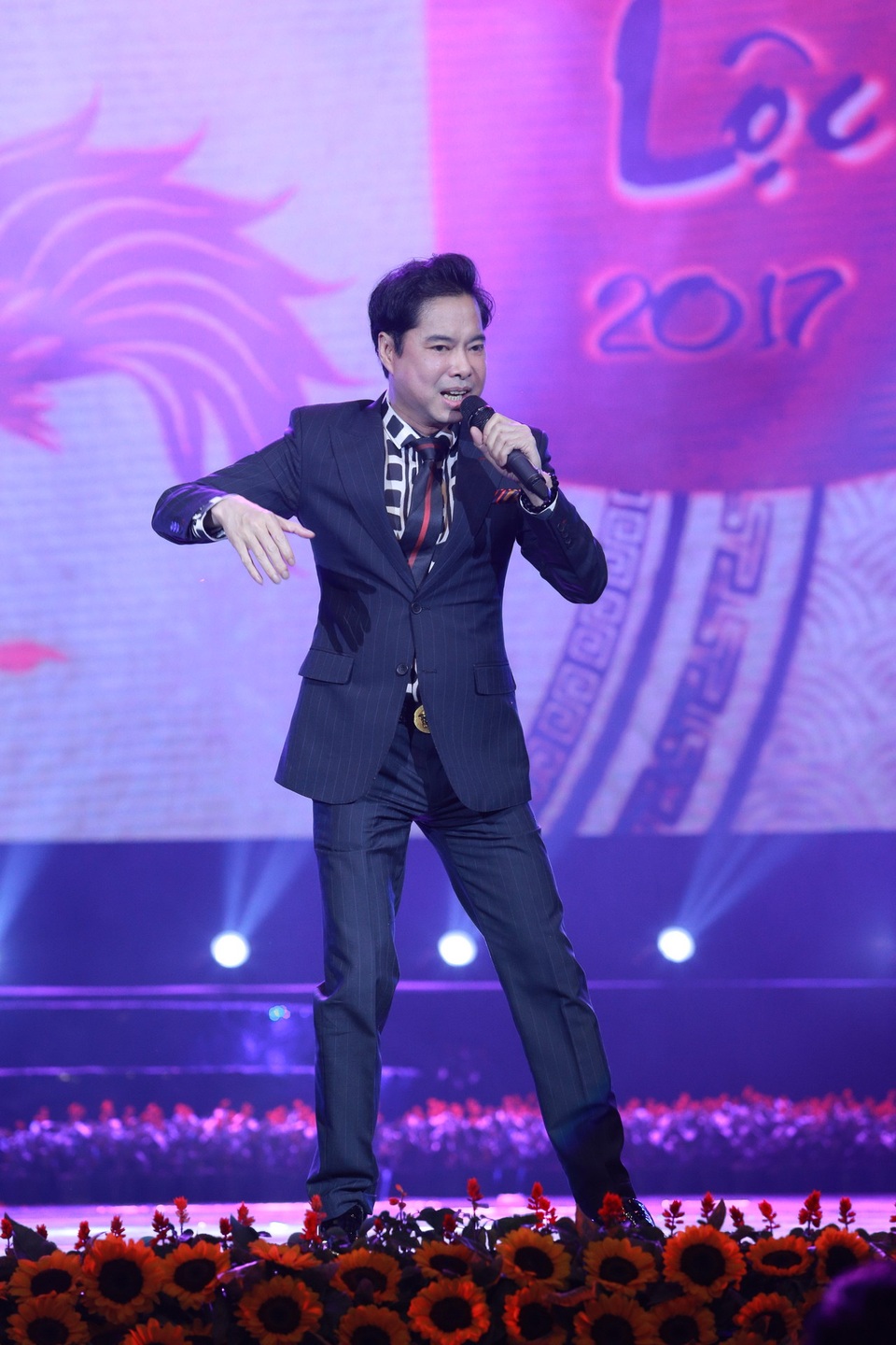 Ngọc Sơn khuấy động không khí với 3 ca khúc liên tiếp.