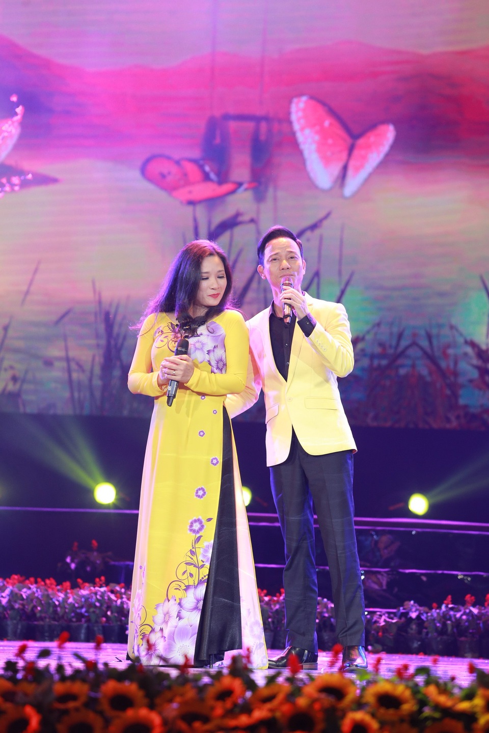 Vợ chồng nghệ sĩ Thanh Thanh Hiền - Chế Phong ngọt ngào và tình tứ với một ca khúc tình yêu.