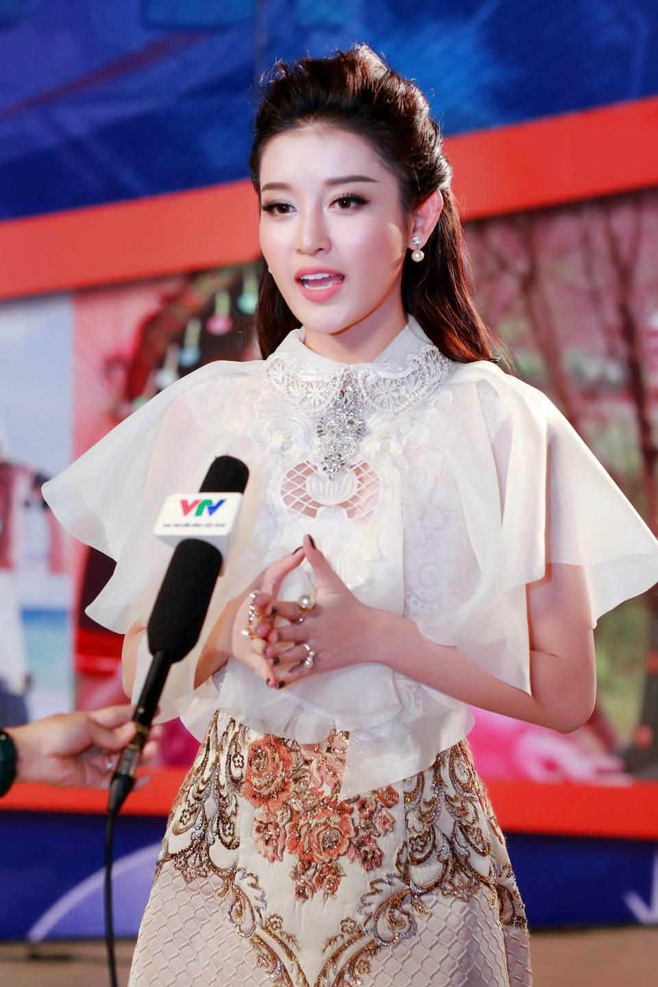 Huyền My chia sẻ cô rất bất ngờ khi lần đầu tiên được thưởng thức giọng hát của Nam Em với vai trò ca sĩ và rất vui vì Nam Em đã có sự trưởng thành rất lớn kể từ sau cuộc thi Hoa hậu Việt Nam 2014.