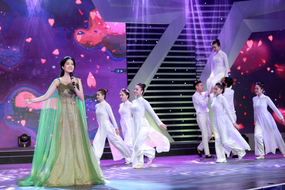 Xuất hiện trong chương trình tối qua, Huyền My còn có dịp được gặp gỡ lại người em là Hoa khôi Nam Em trong vai trò ca sĩ khách mời. Huyền My và Nam Em từng tham dự Hoa hậu Việt Nam 2014. Khi đó, Huyền My trở thành Á hậu còn may mắn vẫn chưa mỉm cười với Nam Em.