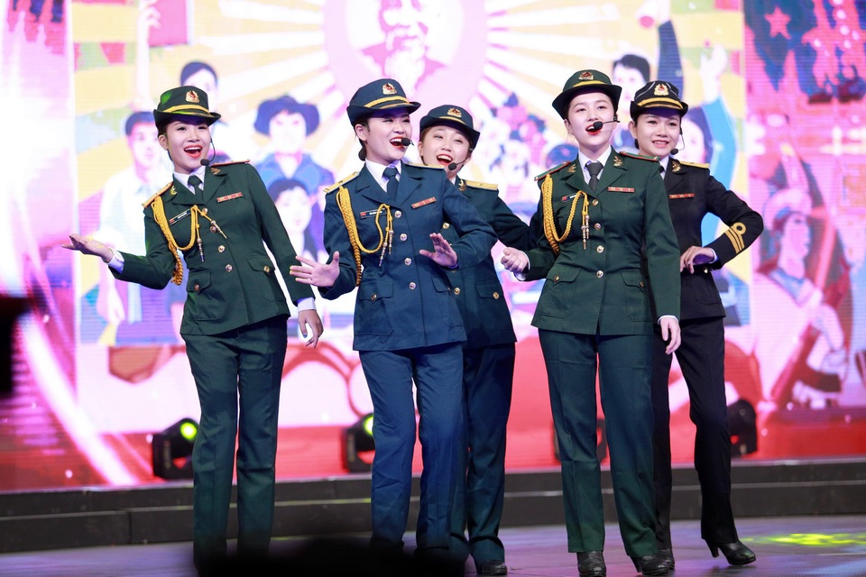 Vốn từng học tại trường Cao đẳng Văn hoá nghệ thuật quân đội nên Nam Em sở hữu giọng hát ngọt ngào và có sở trường với những ca khúc về đất nước, quê hương, người lính. Tối qua, cô nhận được sự cố vũ nhiệt tình của các chiến sĩ, trong đó có Á hậu Huyền My dưới hàng ghế khán giả.