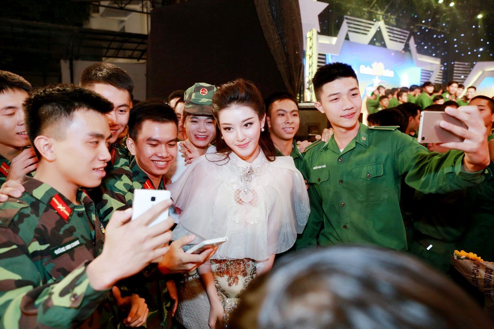 Sau khi kết thúc chương trình, ngay lập tức Á hậu Huyền My bị hàng trăm chiến sĩ ‘bao vây’ để chụp ảnh lưu niệm. Mặc dù chương trình kết thúc vào lúc khá muộn nhưng Á hậu Huyền My vẫn nhiệt tình ở lại giao lưu và chụp ảnh cùng các chiến sĩ với nụ cười thân thiện.