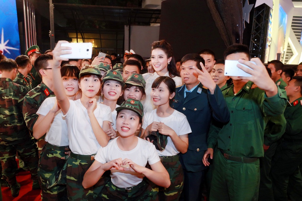 Á hậu Huyền My cổ vũ Nam Em trong vai trò ca sĩ - 12