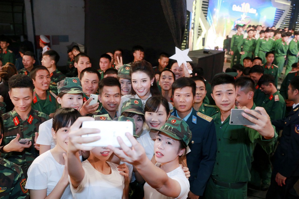 Xuất hiện tại chương trình, Á hậu Huyền My ăn mặc khá giản dị với bộ váy ngắn thanh lịch nhưng vẫn quyến rũ. Chân váy được thêu hoạ tiết cầu kỳ và sang trọng, trong khi đó phần trên được may khá ấn tượng với voan trắng mỏng manh mang lại vẻ yêu kiều và tinh tế.