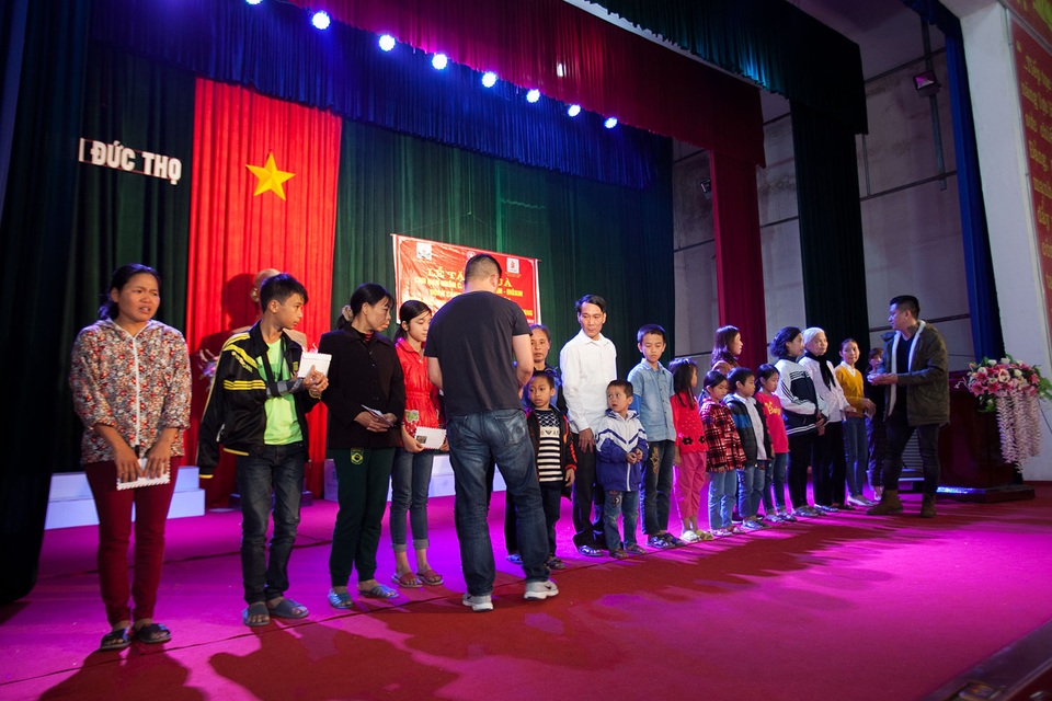 Chiều ngày mùng 8 Tuấn Hưng đã trao thêm 50 xuất quà trị giá 2 triệu cho các nạn nhân chất độc mầu da cam và những em có hoàn cảnh éo le mồ côi cha mẹ tại các huyện Đức Thọ - Can Lộc - Hương Khê và Vũ Quang.