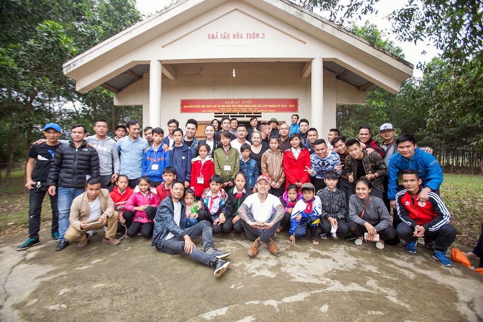 Các thành viên trong đoàn chụp ảnh với người dân trước khi chia tay.