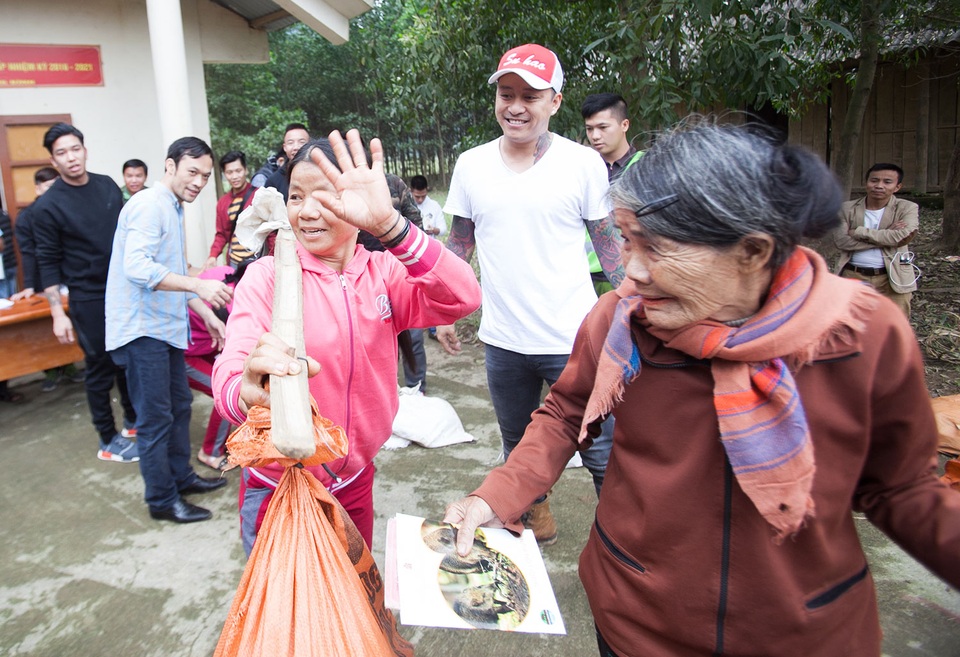 
Anh tự tay đi chọn lợn rừng có giống tốt tại trang trại chăn nuôi lợn giống của Hội Nạn nhân chất độc màu da cam gần khu vực Ba Vì, Hà Nội, sau đó cùng di chuyển đàn lợn gần 200 con đi quãng đường 500 cây số trao cho 83 hộ dân nơi đây, mỗi hộ nhận được một đôi (một đực một cái) cân nặng từ 13 cho đến 18kg/1con.
